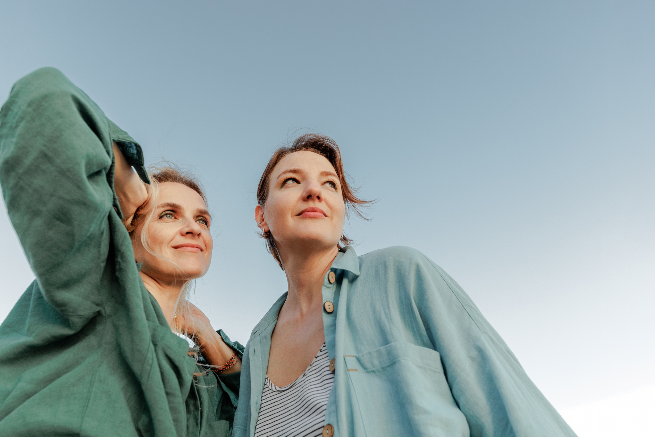 Két gyönyörű középkorú nő portréja közelről