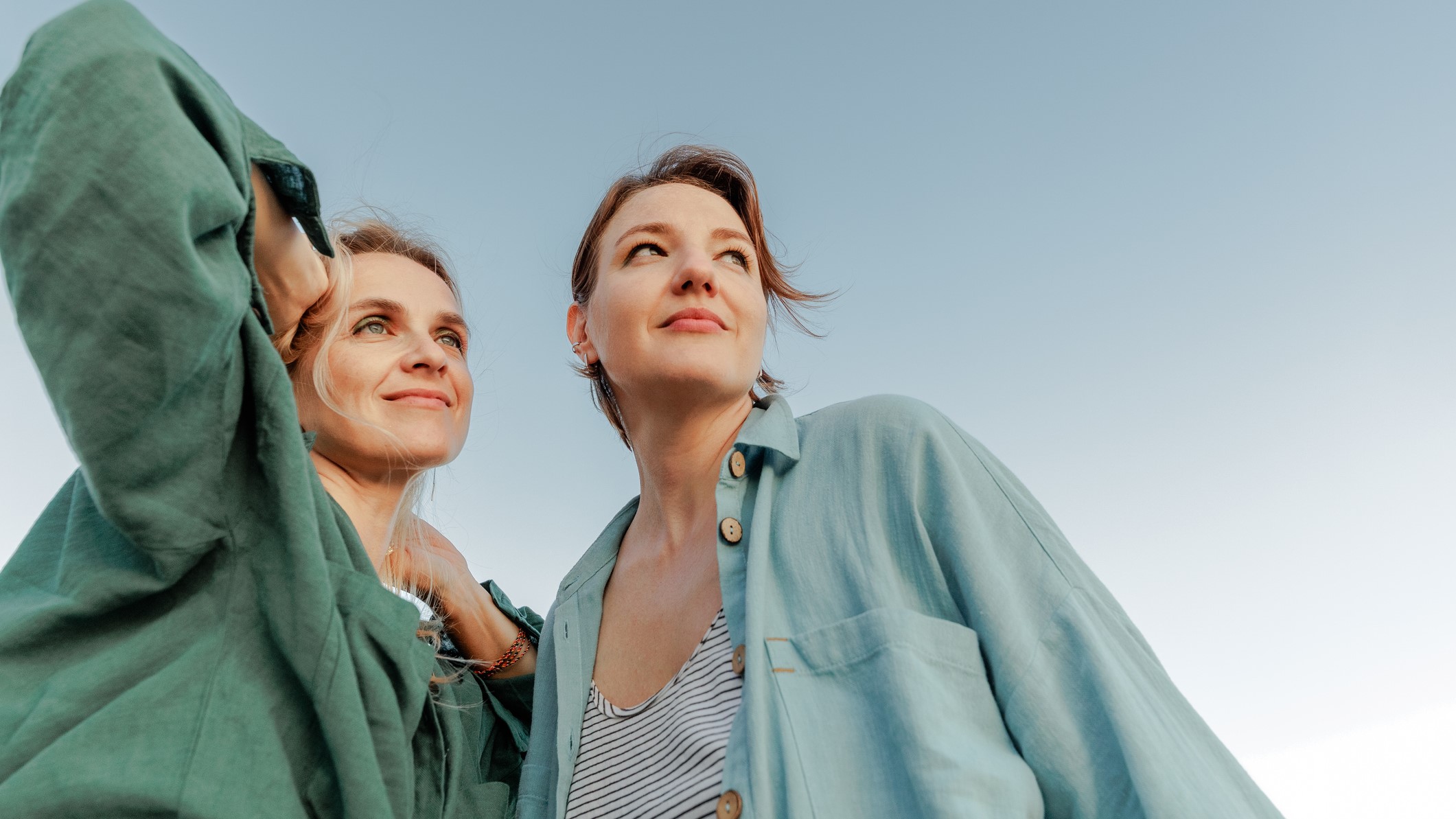 40-felett-a-nok-vegre-kimondjak-mit-akarnak-a-szexben | Marie Claire Két gyönyörű középkorú nő portréja közelről