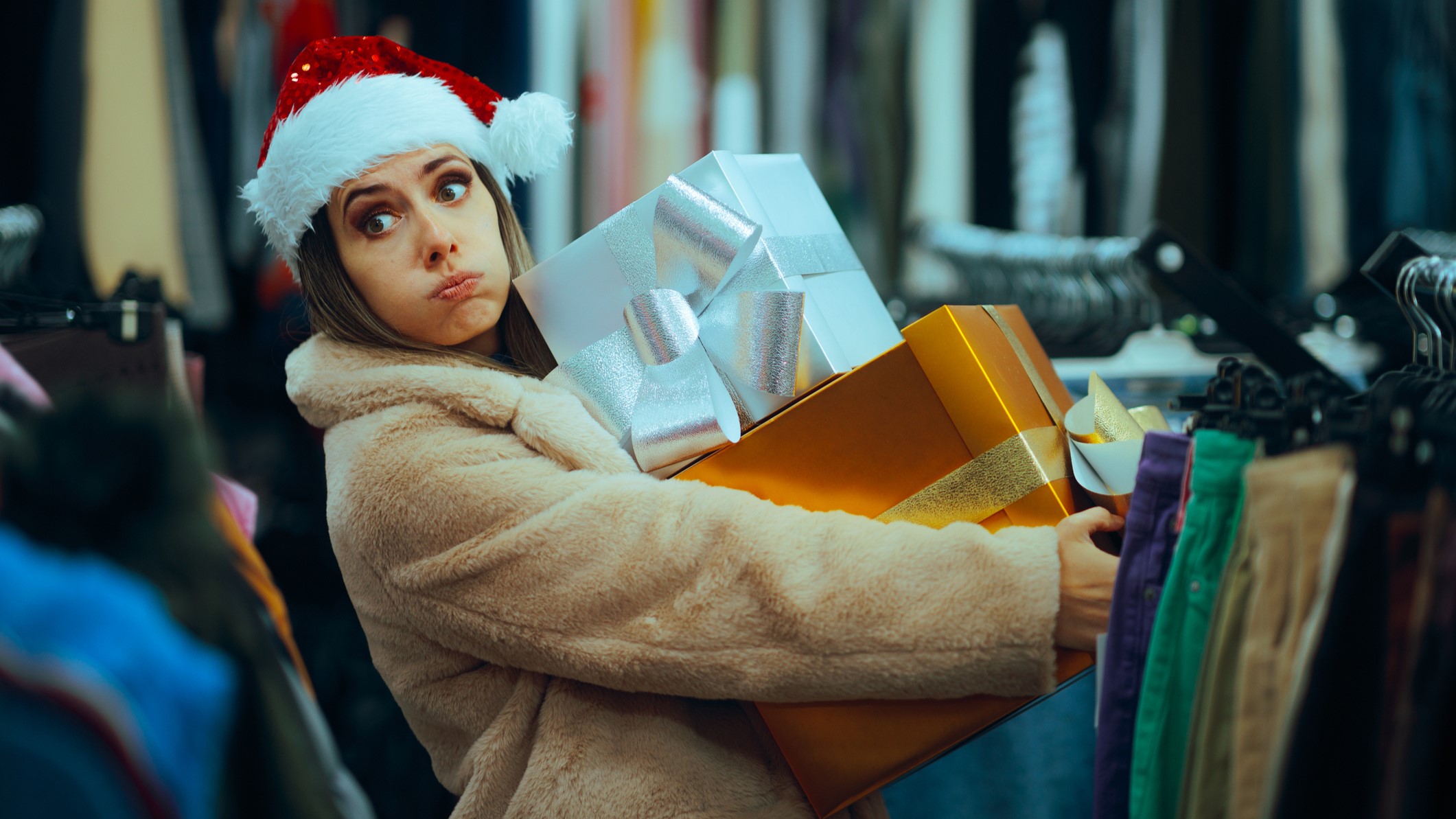 Fáradt karácsonyi sapkás nő, aki az utolsó pillanatban vásárol