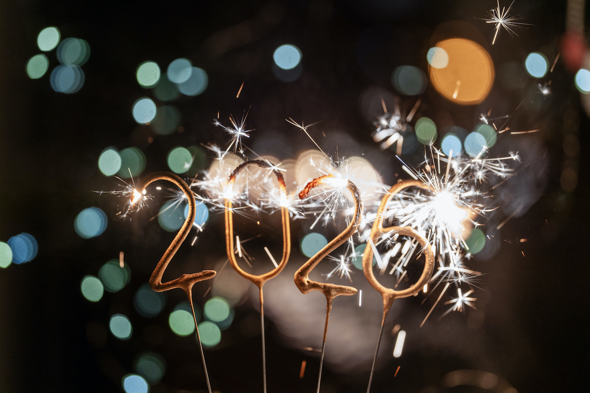 Csillagszórók a 2026-os számot formázzák, fényes szikrákkal világítják meg az éjszakát, szilveszter.