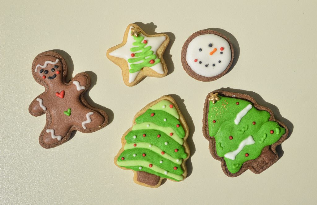 karacsony-2025-meses-mezeskalacs-diszites-otletek | Marie Claire Kidíszített mézeskalácsok