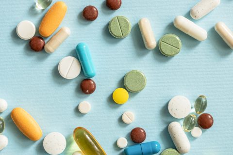 Különböző színes pirulák kiszórva egy asztalon