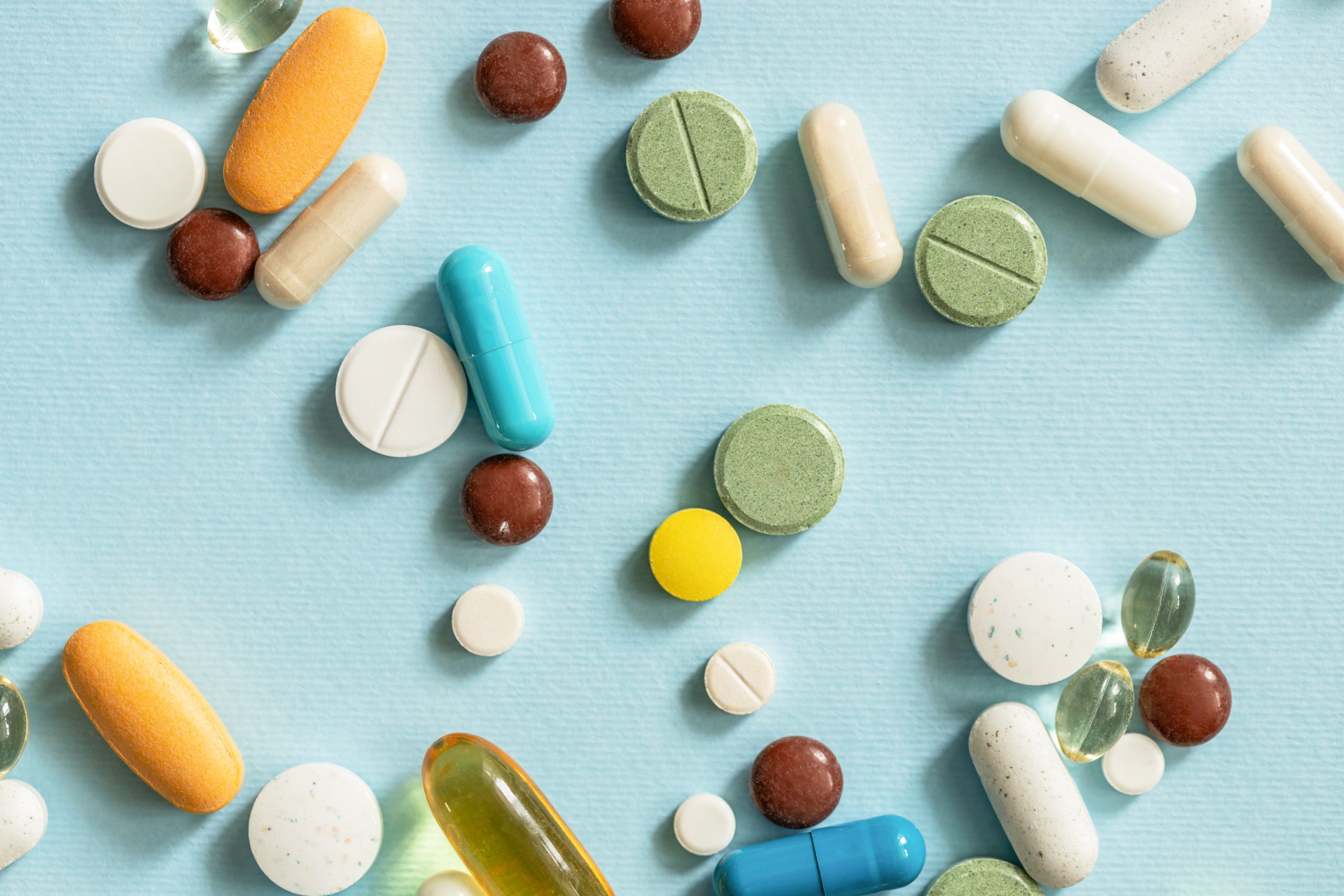 Különböző színes pirulák kiszórva egy asztalon