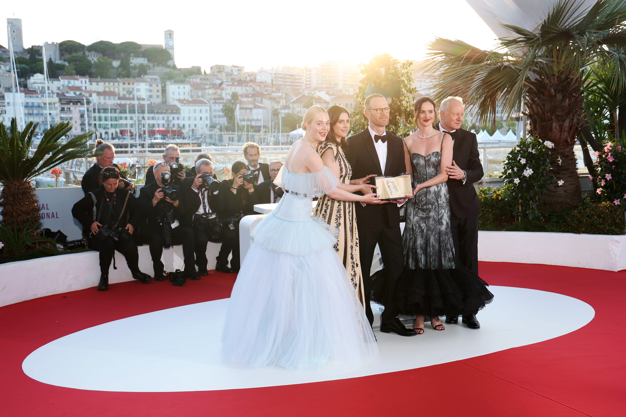 interju-az-erzelmi-ertek-rendezojevel-joachim-trierrel | Marie Claire Elle Fanning, Inga Ibsdotter Lilleaas, Joachim Trier, Renate Reinsve és Stellan Skarsgård pózolnak az Érzelmi érték című film Grand Prix-díjával a 78. éves Cannes-i Filmfesztivál Palme D'Or-díjasainak fotózásán