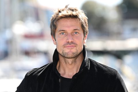 Lucas Bravo fekete pulcsiban 2025 szeptemberében La Rochelle-ben, Franciaországban.