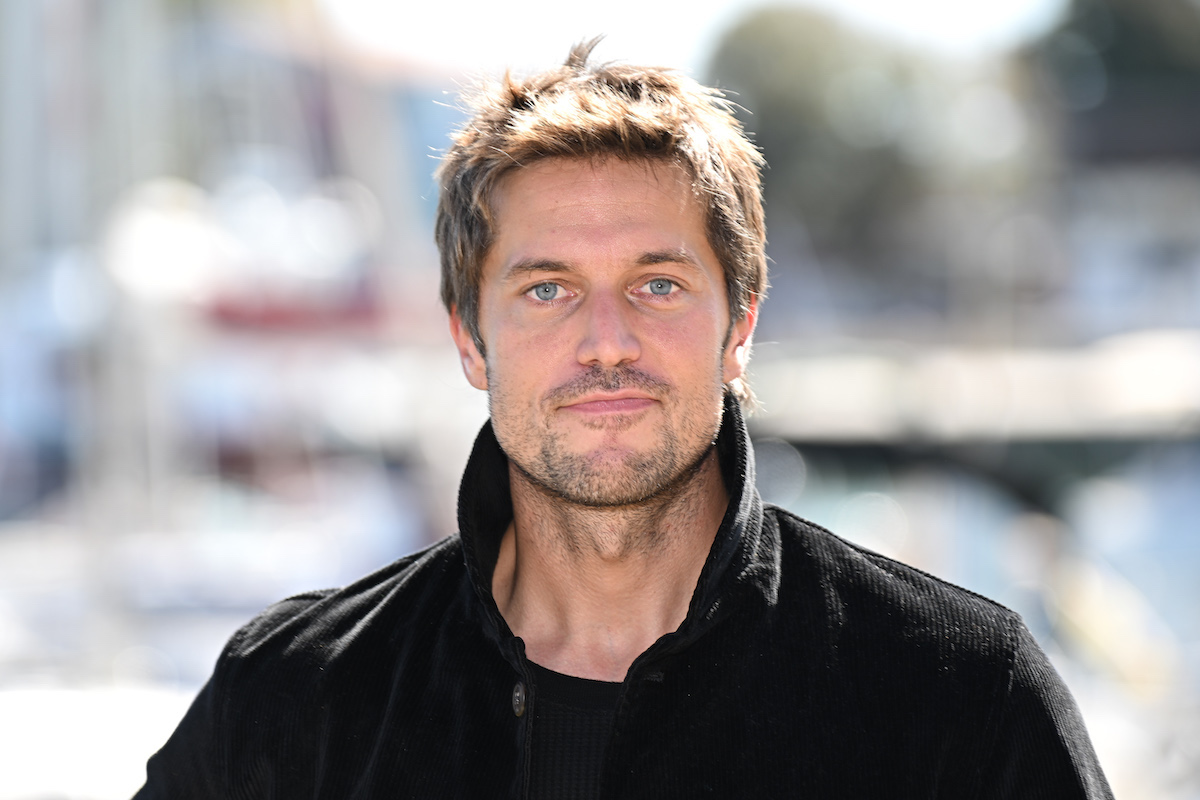 Lucas Bravo fekete pulcsiban 2025 szeptemberében La Rochelle-ben, Franciaországban.