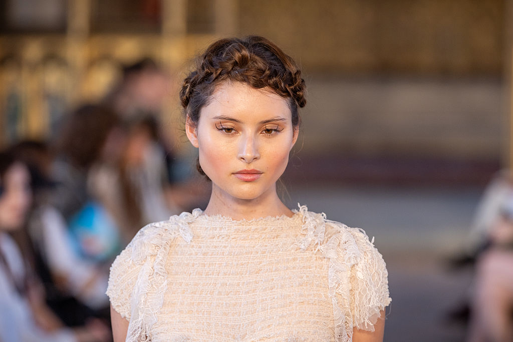 modell elegáns hajjal, szilveszteri frizura ötlet