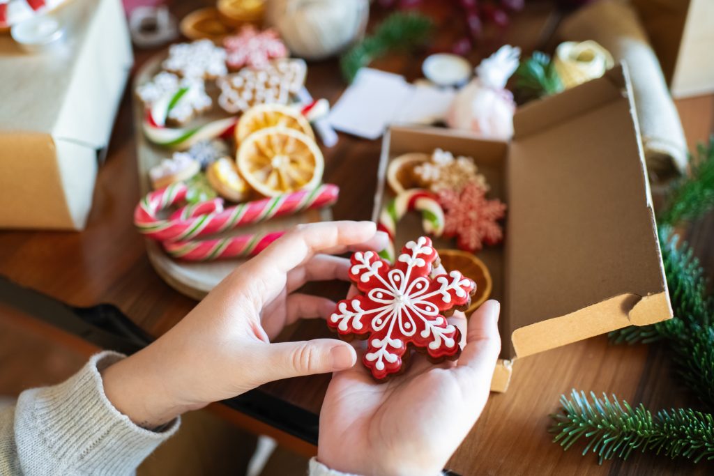 karacsony-2025-meses-mezeskalacs-diszites-otletek | Marie Claire Kidíszített mézeskalácsok