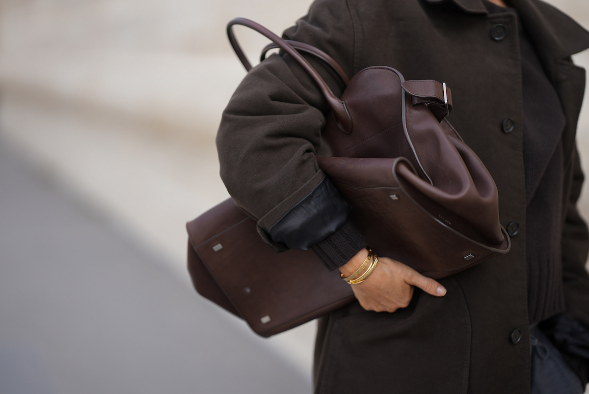 5-ruhadarab-ami-nem-divatos-mar-2026-ban | Marie Claire Részlet: női két, bőr tote bag, barna kabát, streetwear