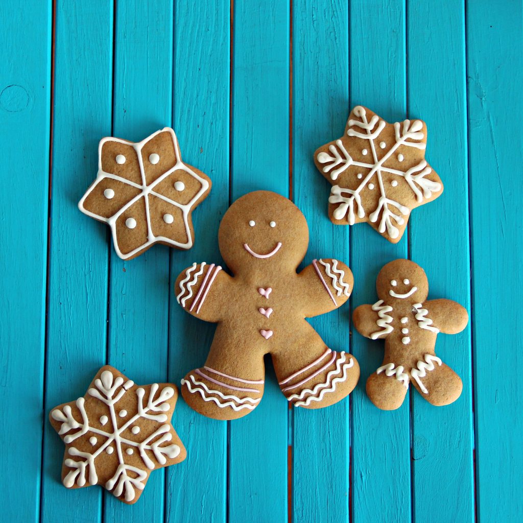 karacsony-2025-meses-mezeskalacs-diszites-otletek | Marie Claire Kidíszített mézeskalácsok