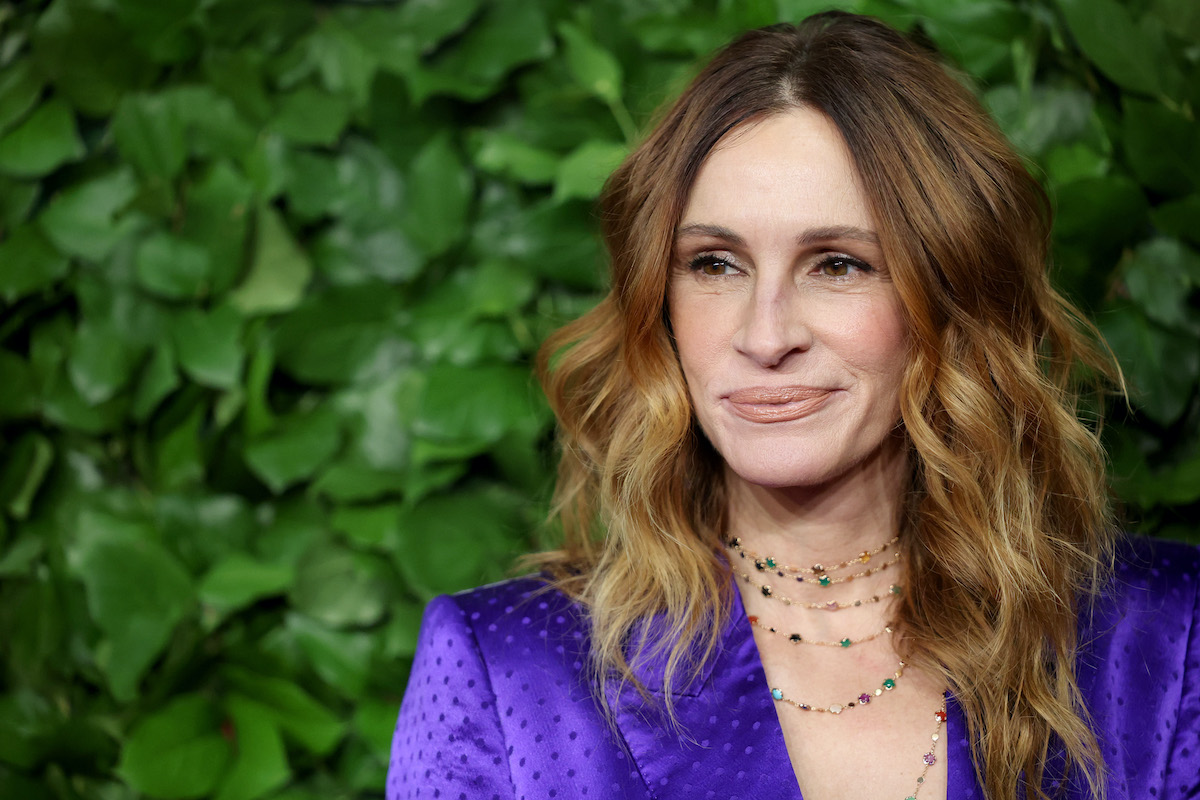 Julia Roberts lila pöttyös blézerben és nyakláncokban a The Gotham Awards-on 2025. december elsején New Yorkban.