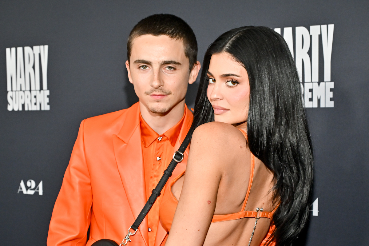 Timothée Chalamet és Kylie Jenner narancssárgában a Marty Supreme Los Angeles-i premierjén, 2025. december 8.