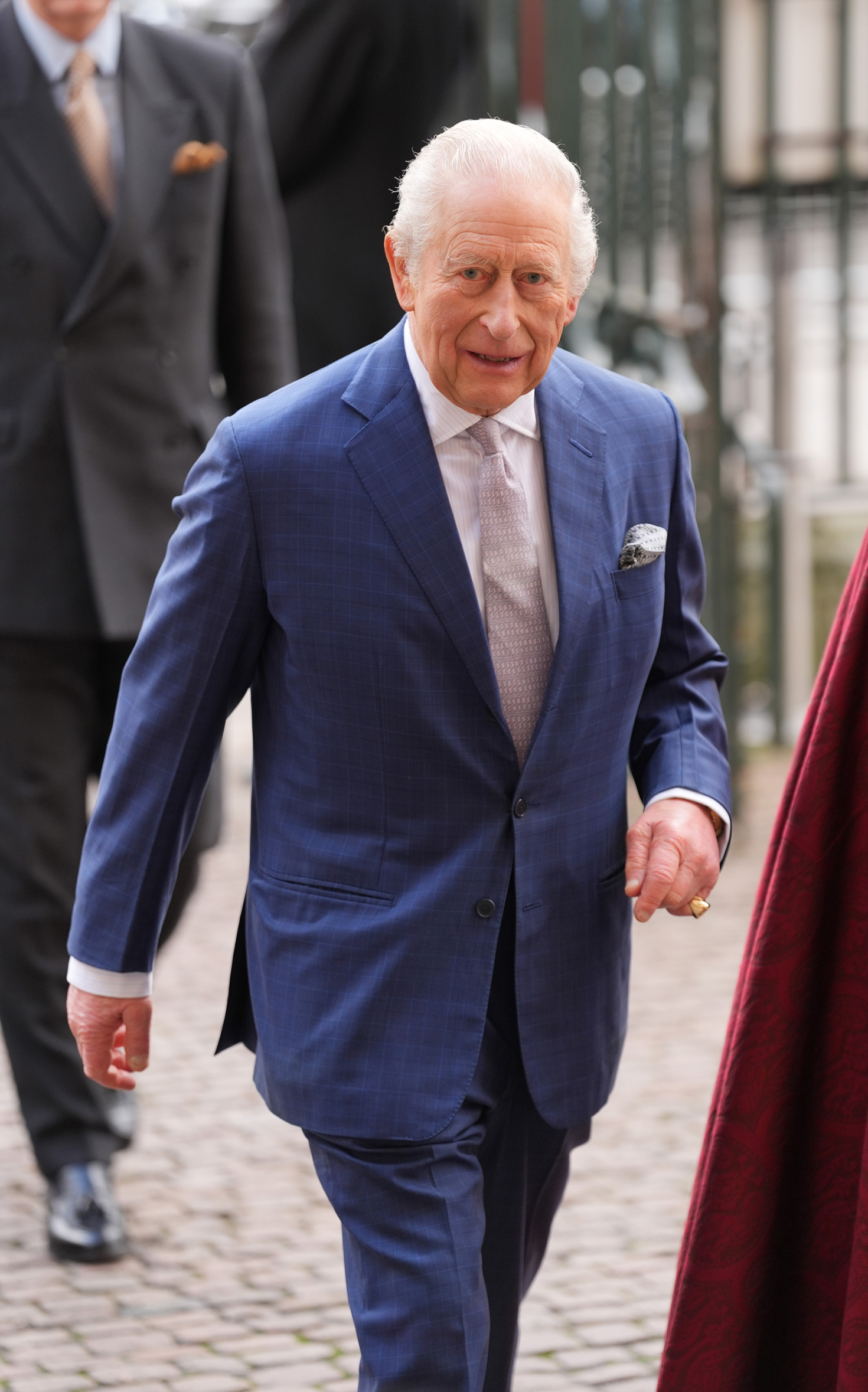 III. Károly király sötétkék öltönyben egy adventi istentiszteleten vesz részt Westminster-apátságban, 2025. december 10-én Londonban, Angliában