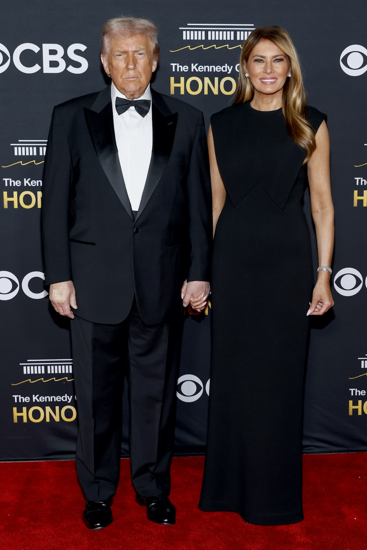 Donald és Melania Trump 2025. december 7-én a 48. Kennedy Center Honors gáláján, az elnökön fekete szmoking, a first lady fekete estélyi ruhát visel