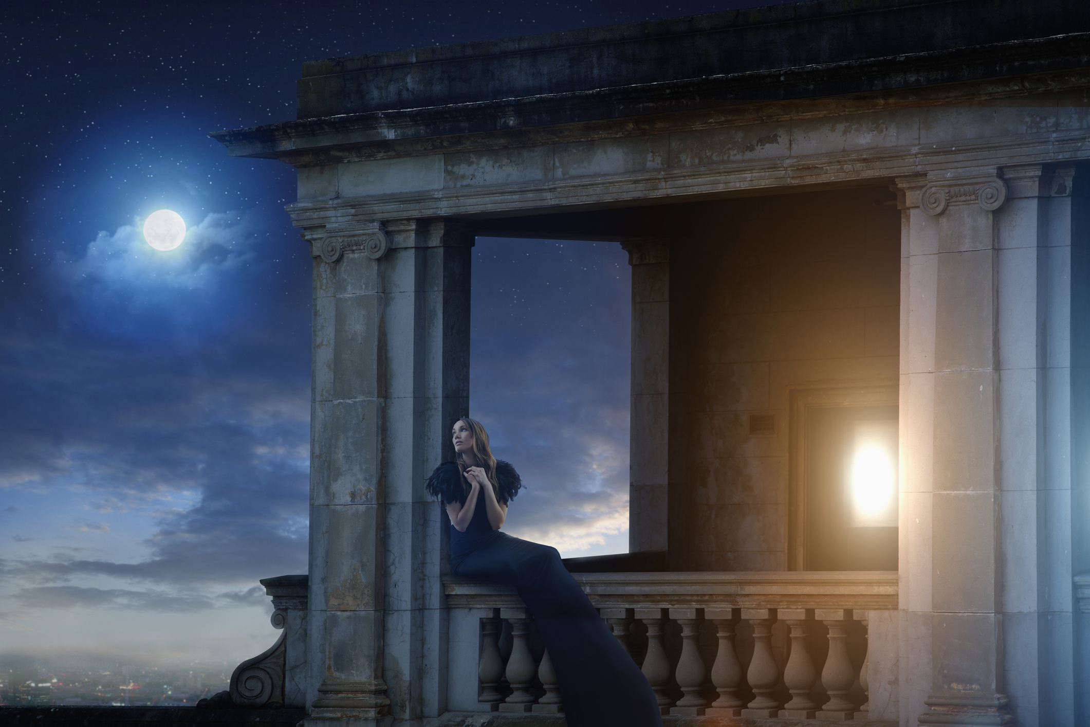 nő nézi a teliholdat