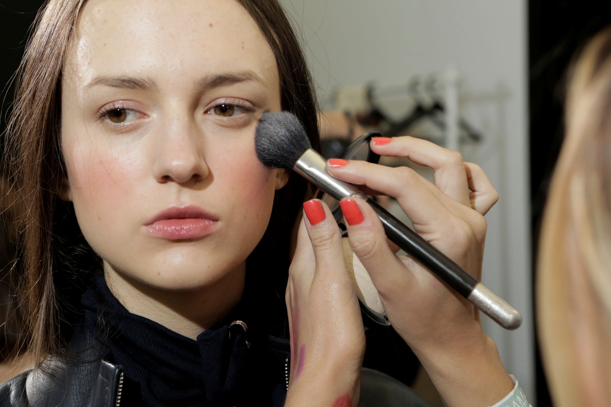 Modellt fest ki pirosítóval a sminkes