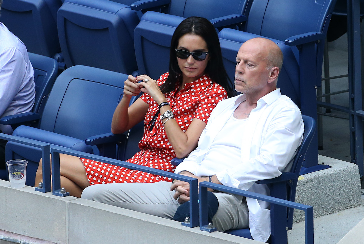 bruce-willis-felesege-emma-heming-a-karacsonyukrol-beszelt | Marie Claire 2016 US Open: Bruce Willis fehér ingben és Emma Heming piros pöttyös ruhában, napszemüvegben