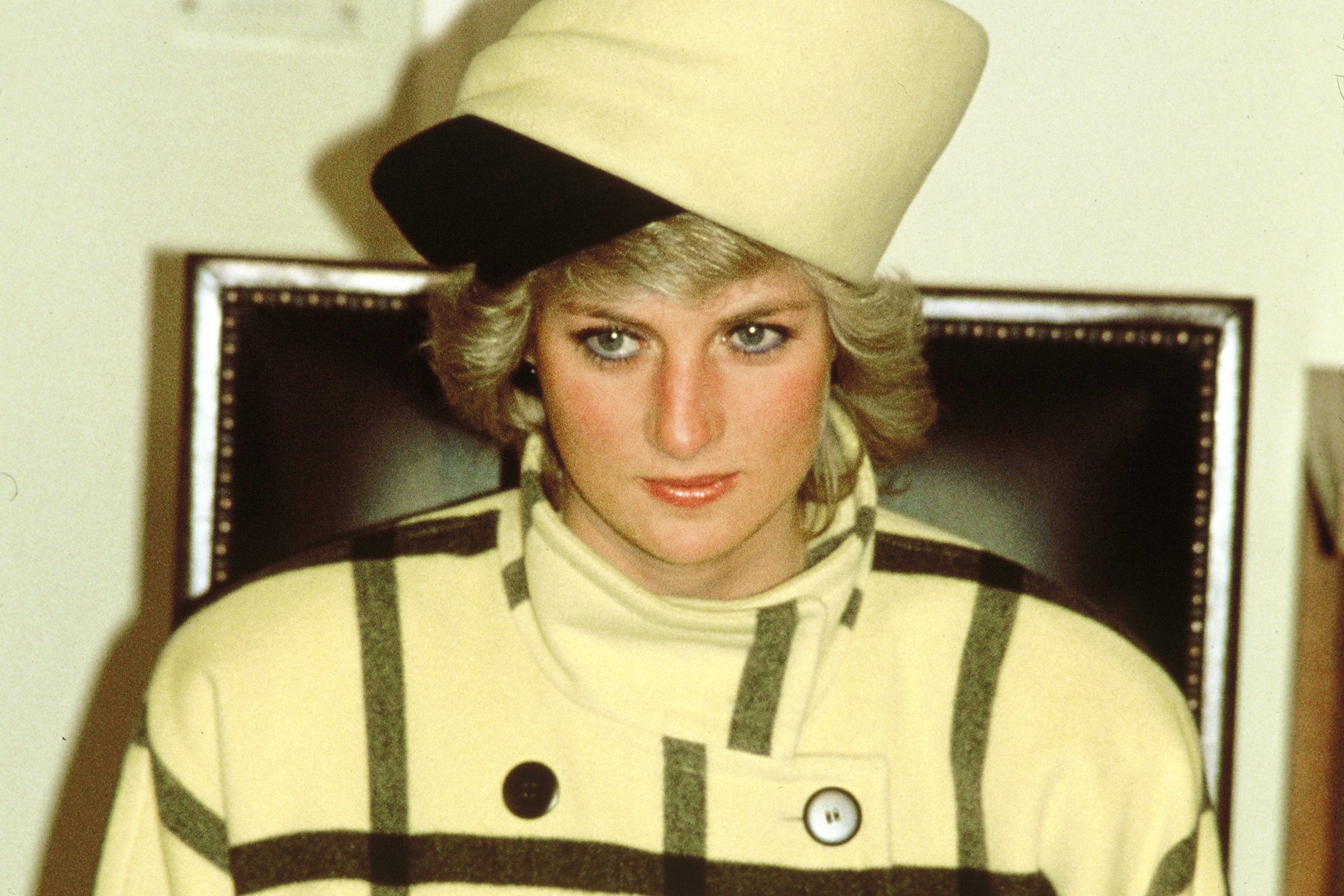 Diana hercegnője, Escada által tervezett sárga-fekete kockás kabátban és Philip Somerville által tervezett, hozzá illő kalapban vesz részt a Rathausban november 1-jén tartott üdvözlő ünnepségen.