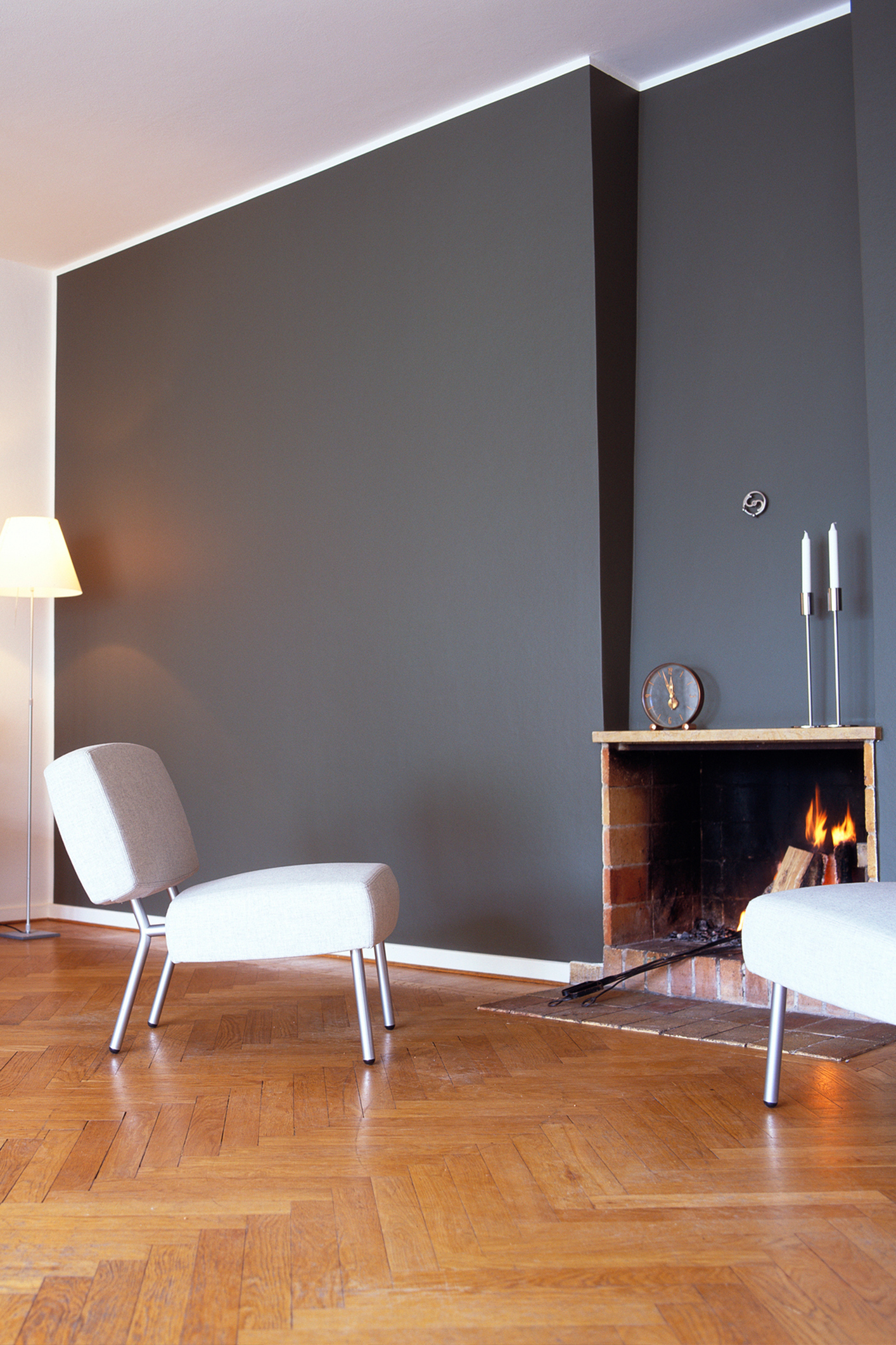 szinek-7-hiba-amit-a-lakberendezok-szerint-kerulni-kell | Marie Claire Fekete-fehér nappali parkettával és kandallóval