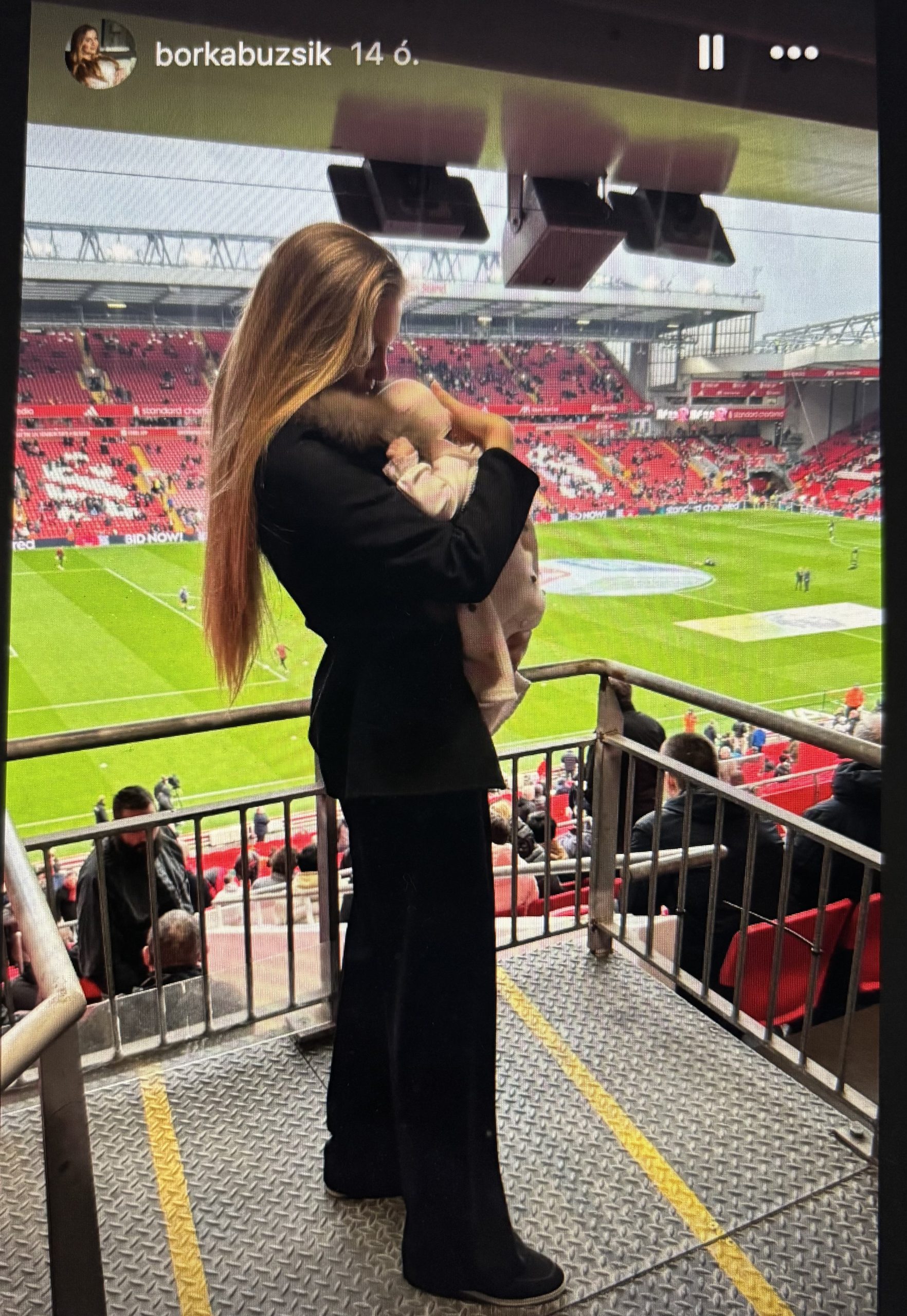 Szoboszlai Dominik édesanyja karjaiban szurkol apukájának
