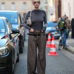 Modell bőszárú nadrágban vonul