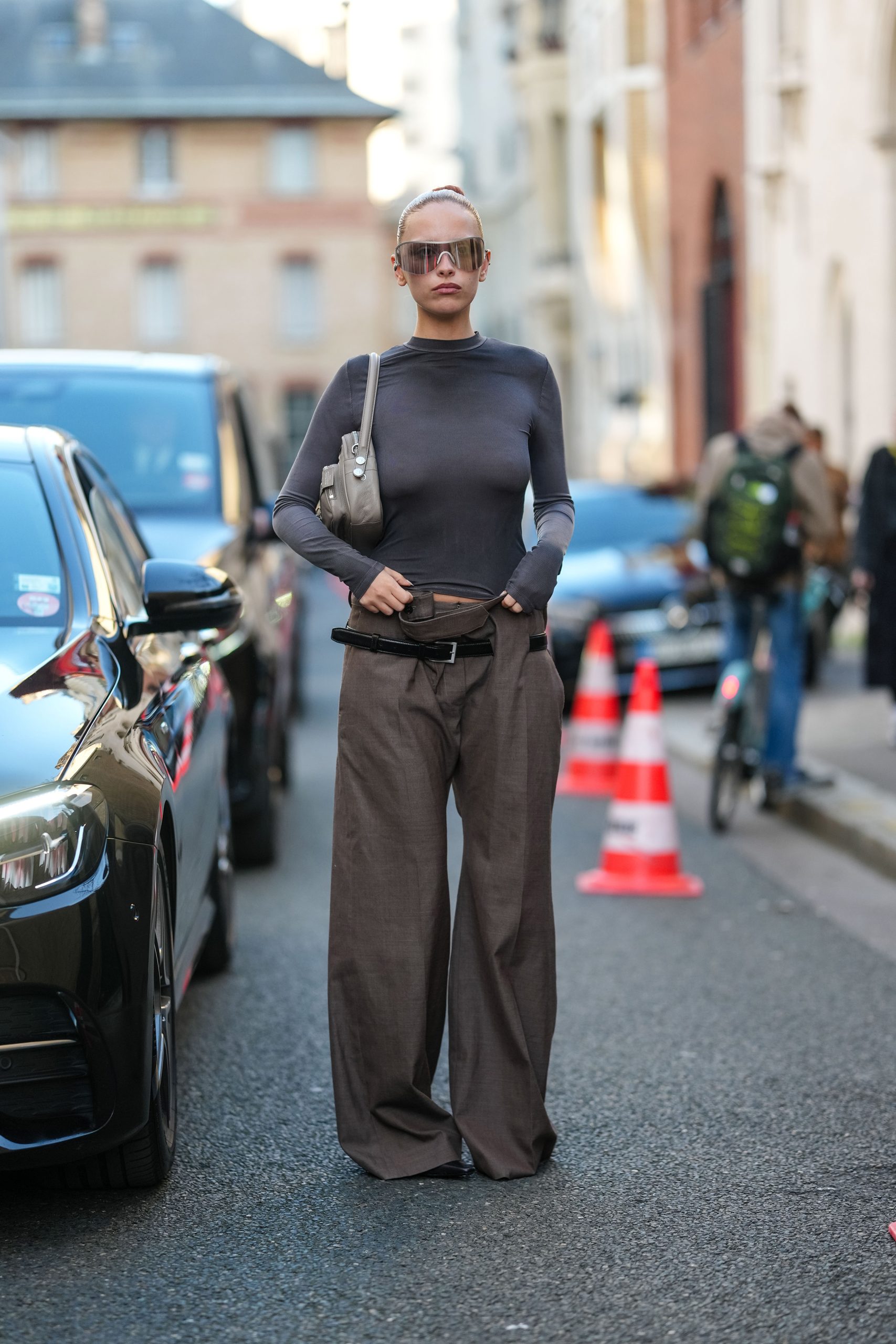 Modell bőszárú nadrágban vonul