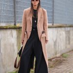 Modell bőszárú nadrágban vonul