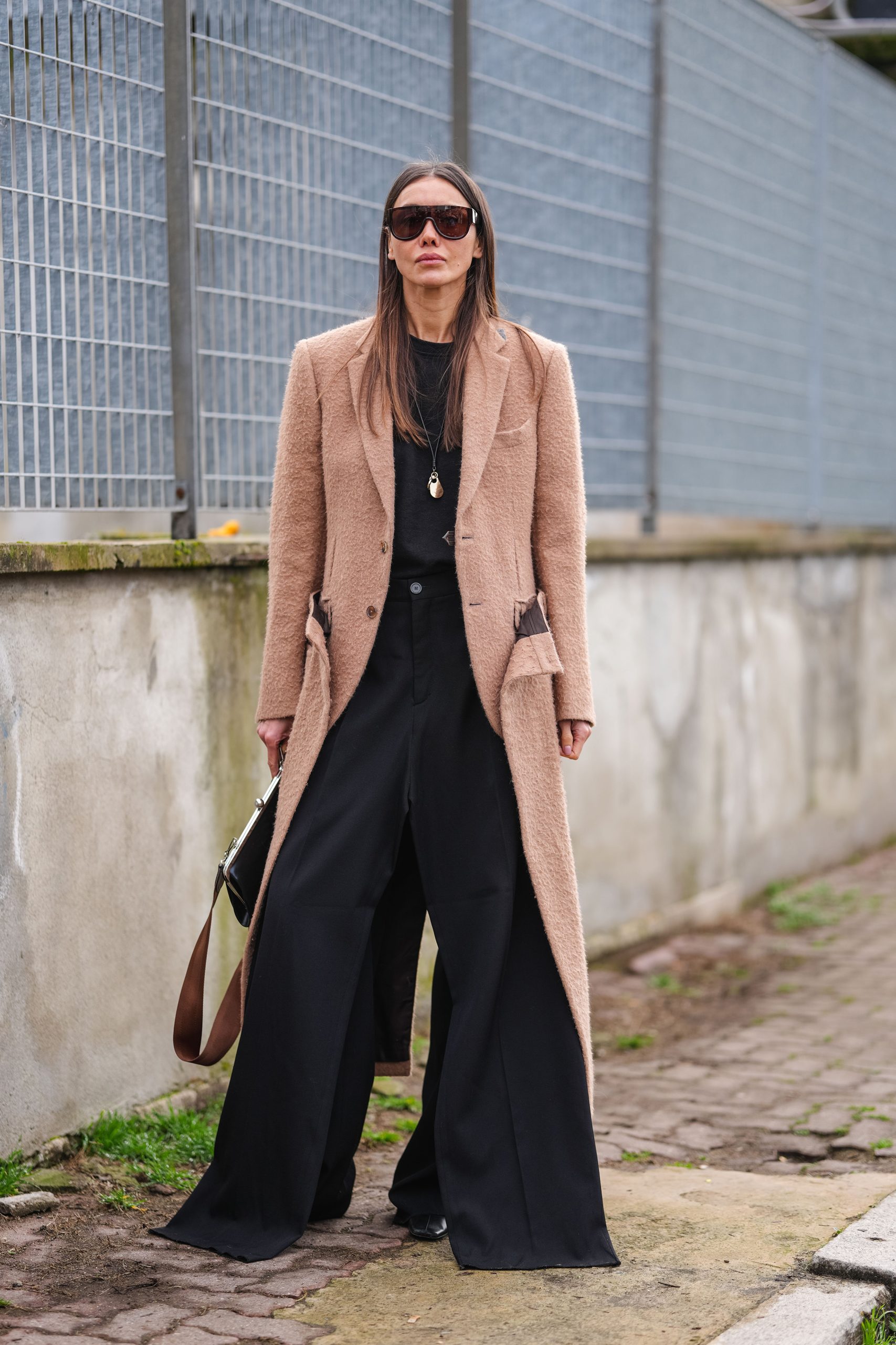 Modell bőszárú nadrágban vonul