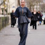 Modell bőszárú nadrágban vonul