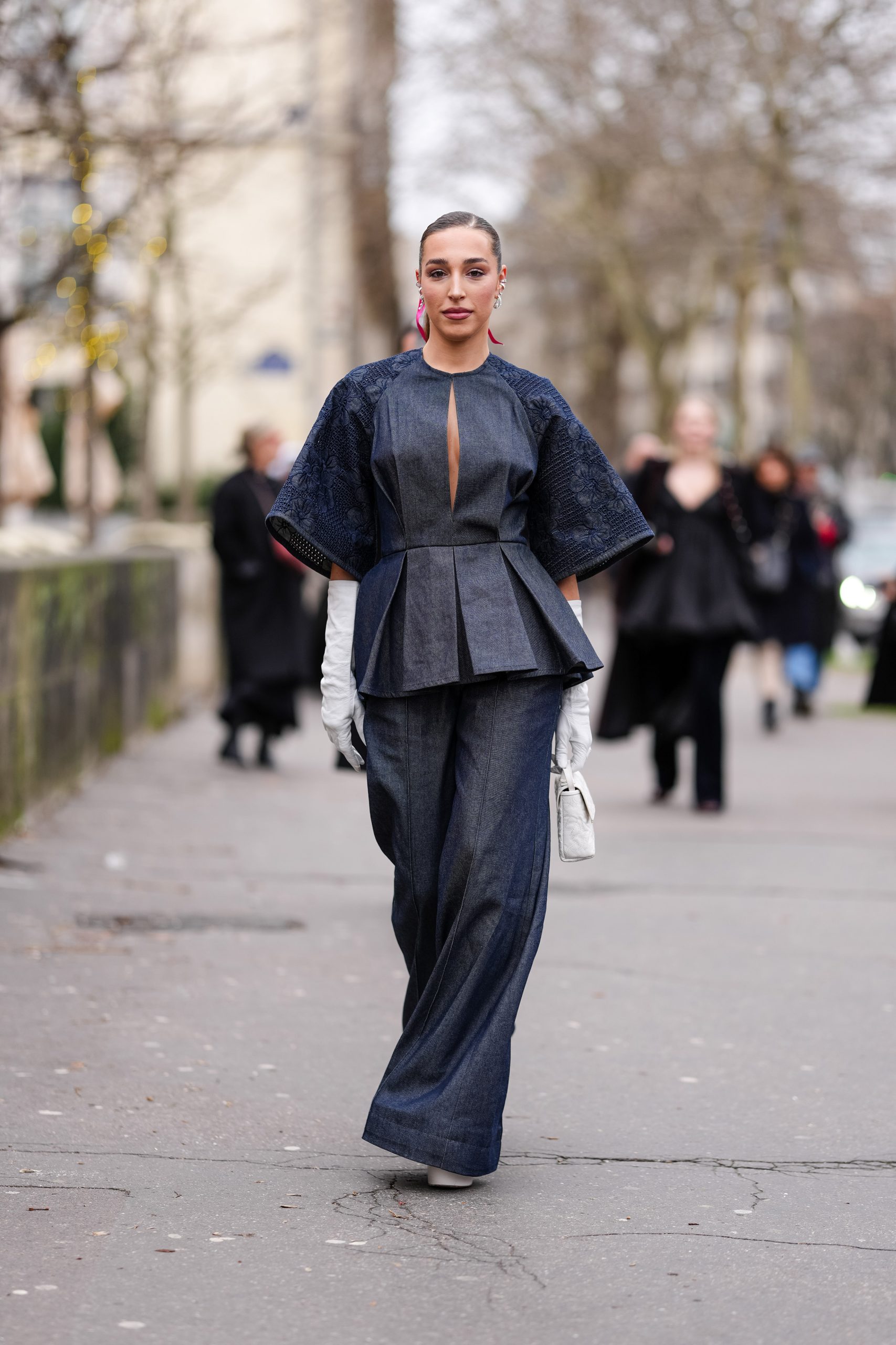 Modell bőszárú nadrágban vonul