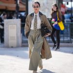 Modell bőszárú nadrágban vonul