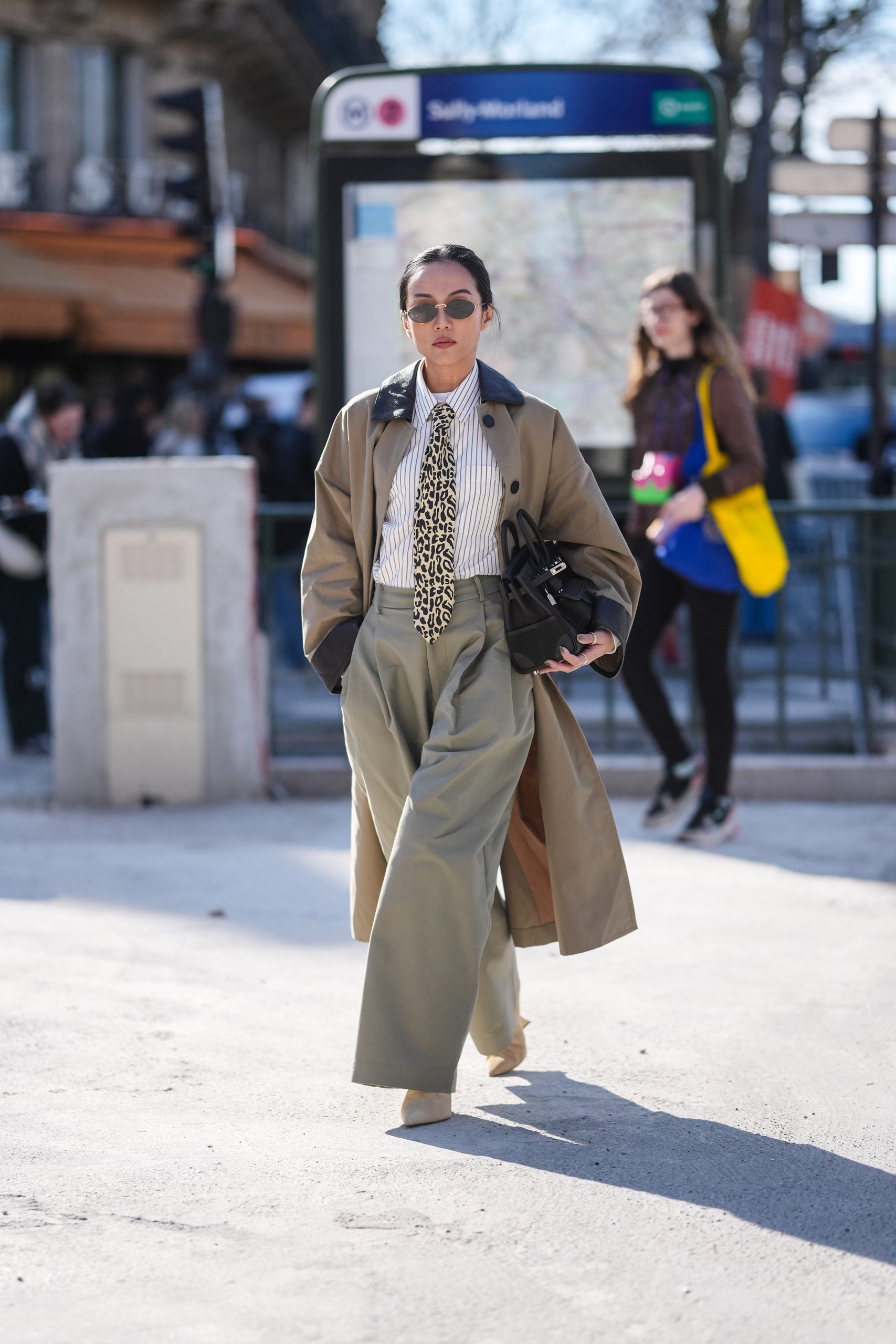 Modell bőszárú nadrágban vonul