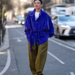 Modell bőszárú nadrágban vonul