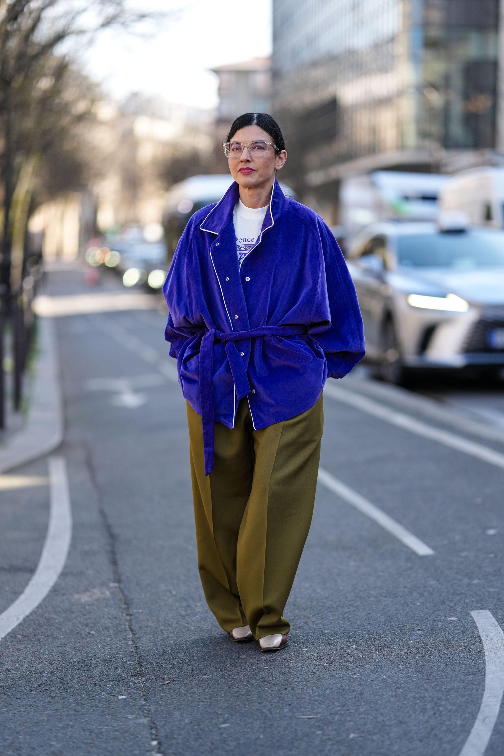 Modell bőszárú nadrágban vonul