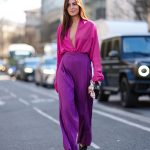 Modell bőszárú nadrágban vonul