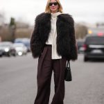 Modell bőszárú nadrágban vonul