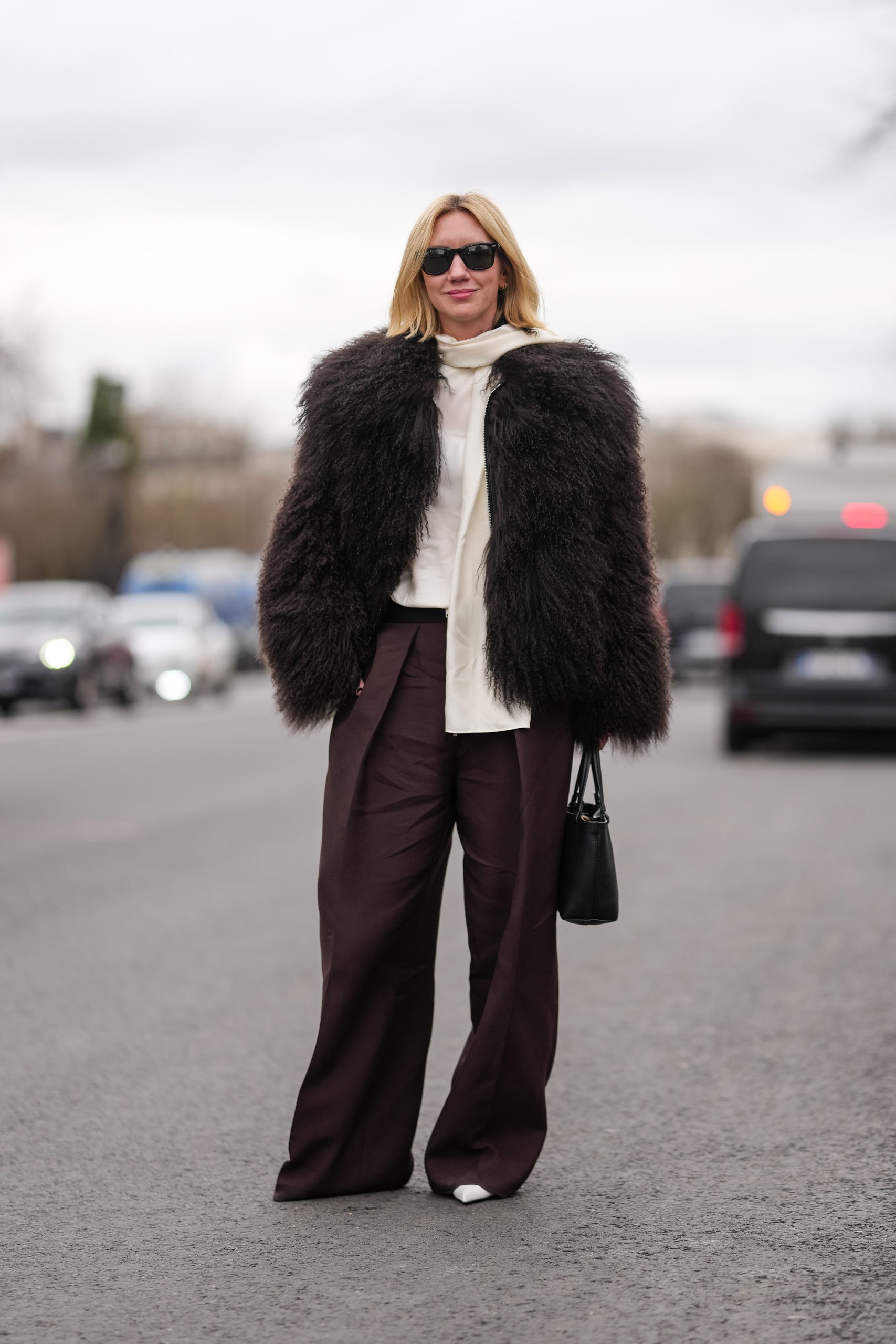 Modell bőszárú nadrágban vonul