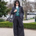 Modell bőszárú nadrágban vonul