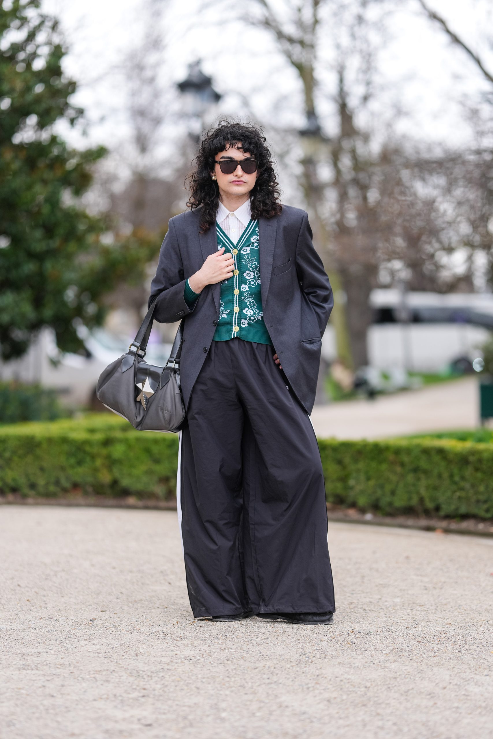 Modell bőszárú nadrágban vonul