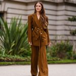 Modell bőszárú nadrágban vonul