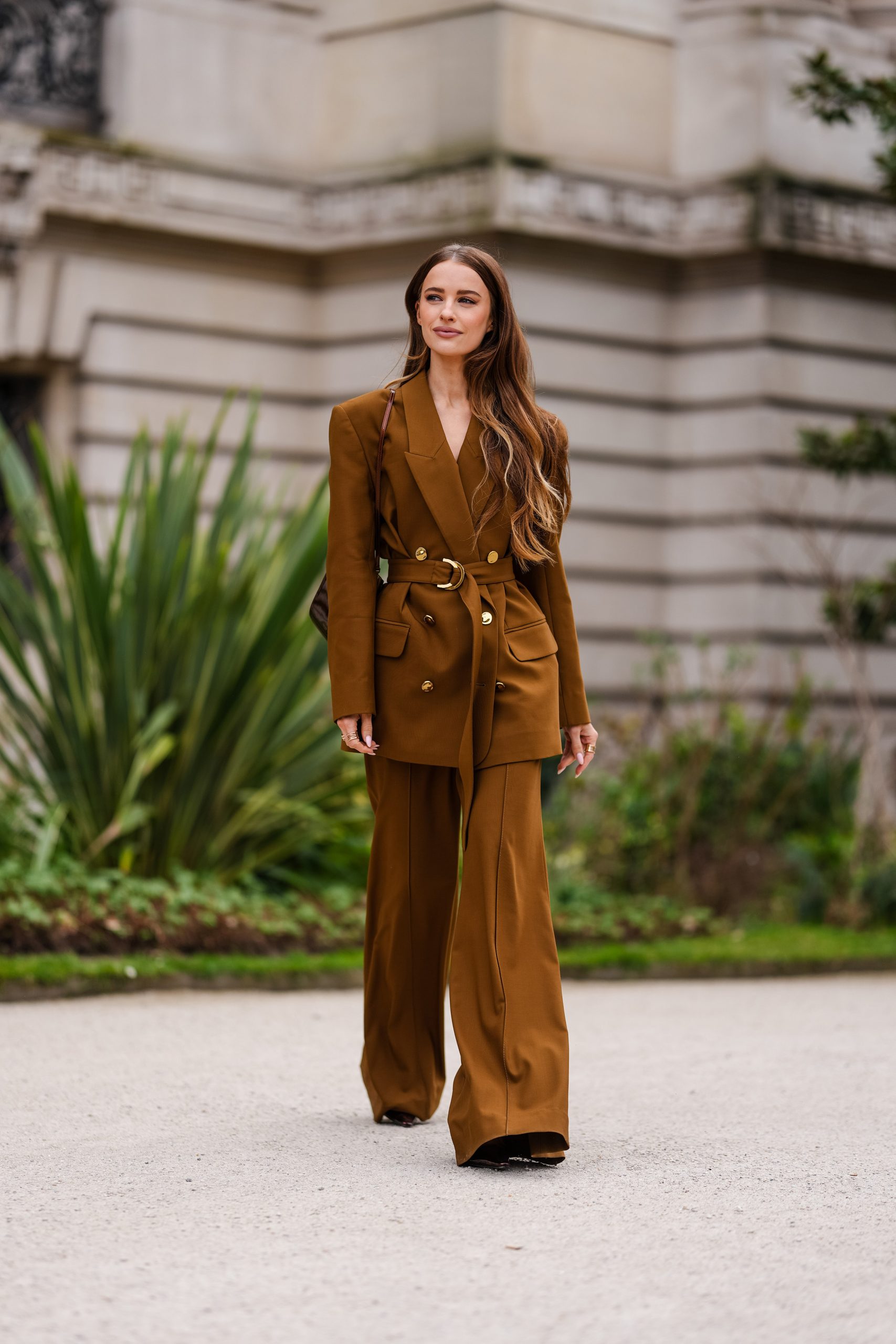 Modell bőszárú nadrágban vonul