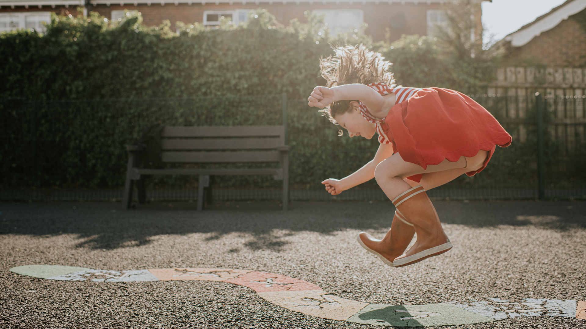 a-gyerekek-szabad-jatekot-akarnak-az-okostelefonok-helyett | Marie Claire Kislány ugrik a szabadban egy játszótéren
