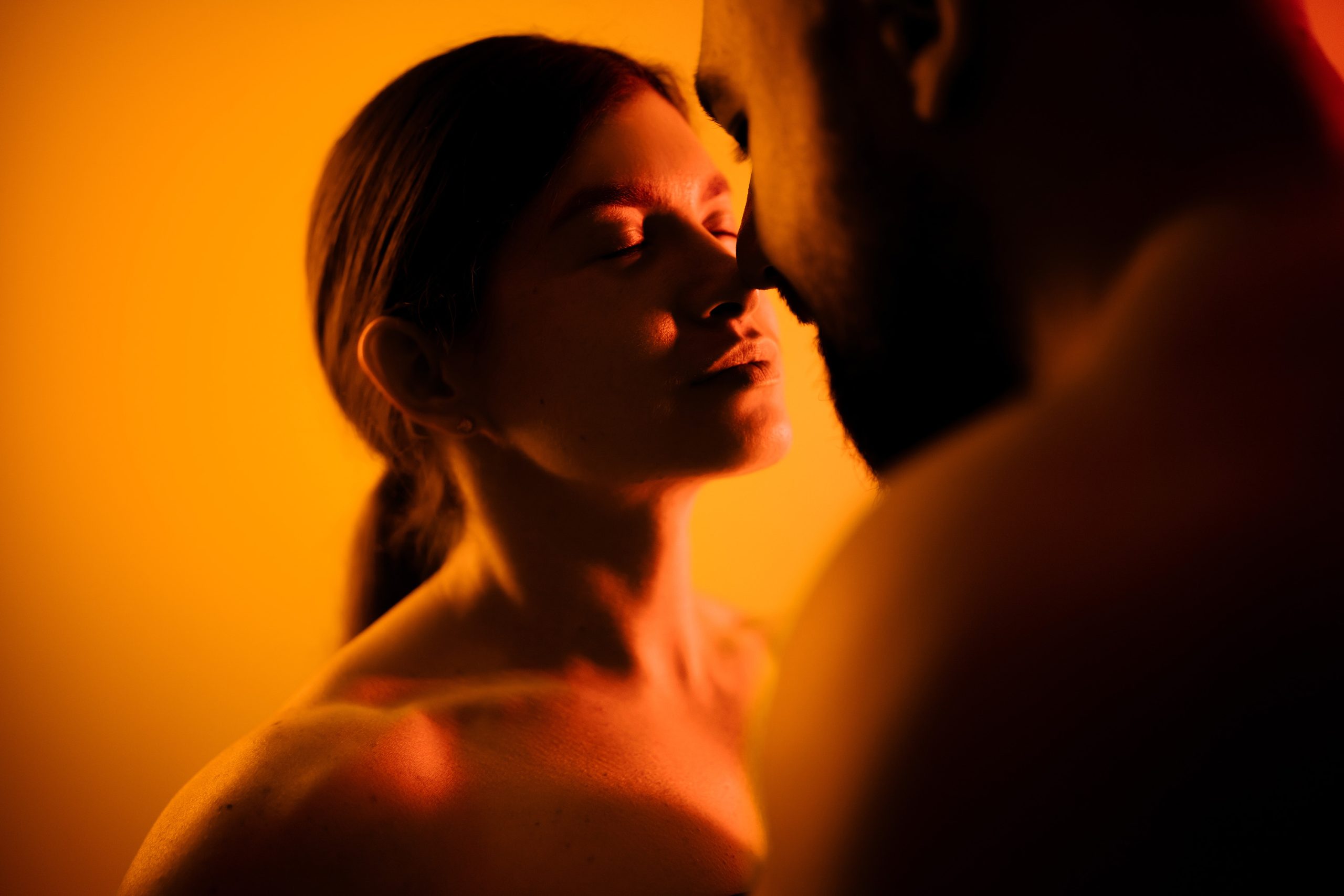 Szerelmes pár csókolózás előtti pillanatokban