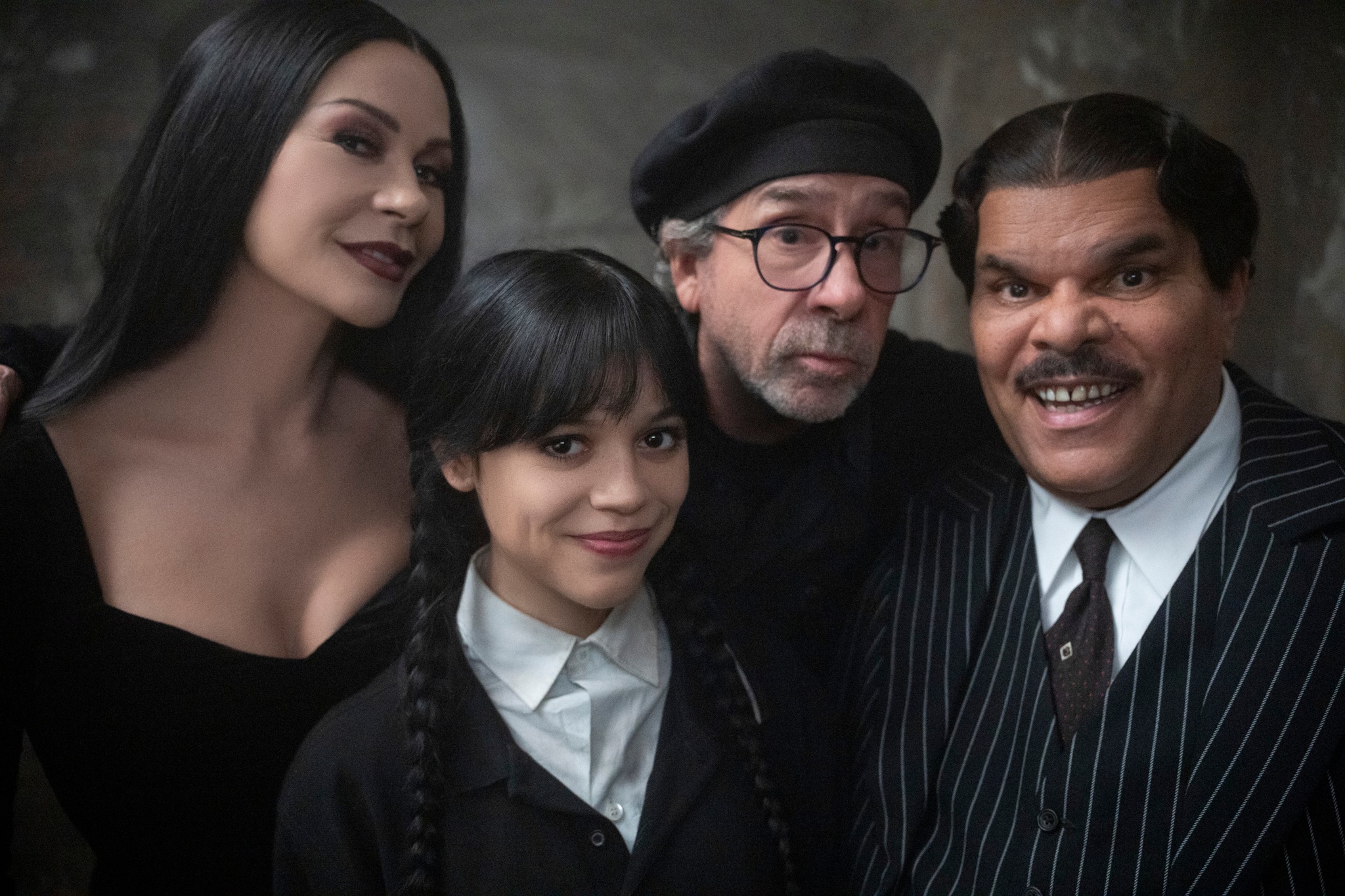 3-sorozat-ami-hasonlit-a-stranger-things-re | Marie Claire Catherine Zeta-Jones azaz Morticia Addams, Jenna Ortega mint Wednesday Addams, Tim Burton rendező és Luis Guzmán, azaz Gomez a Wednesday sorozatból.