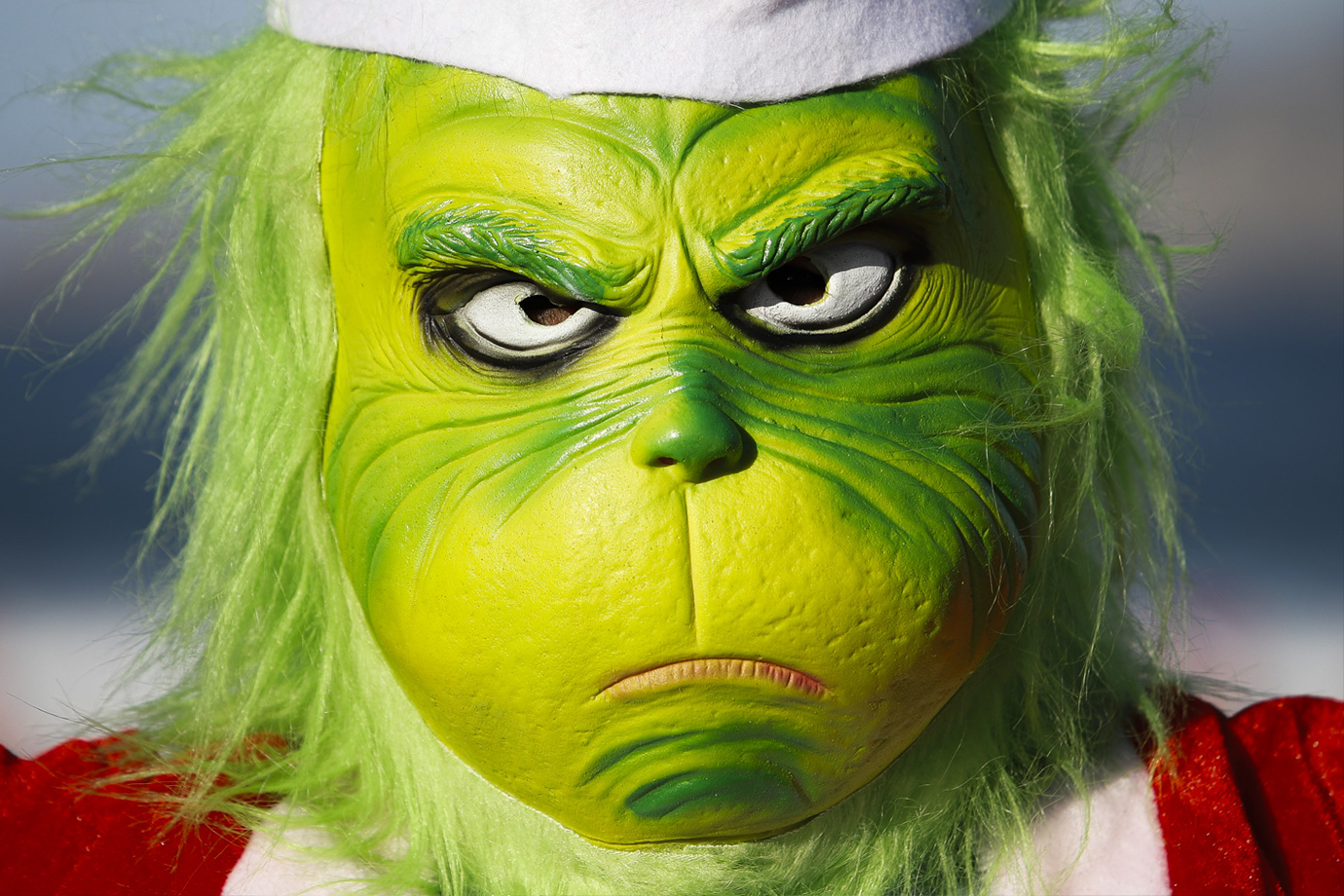 Egy Grincsnek öltözött személy a Papanoelada Surfera alatt a patosi strandon, 2024. december 23-án a galíciai Pontevedra tartománybeli Nigranban.