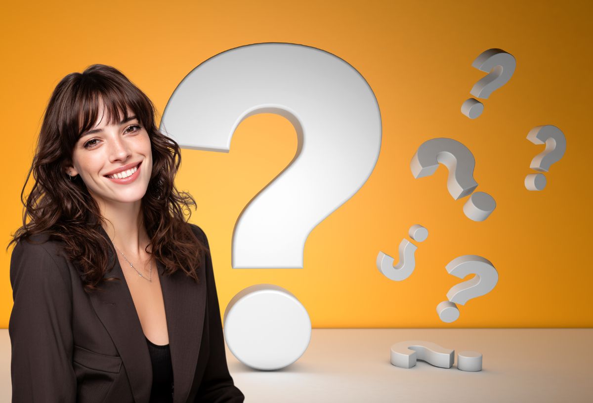 Barna hajú, szép fiatal nő fekete blézerben mosolyog, sárga háttér, szürke kérdőjelek