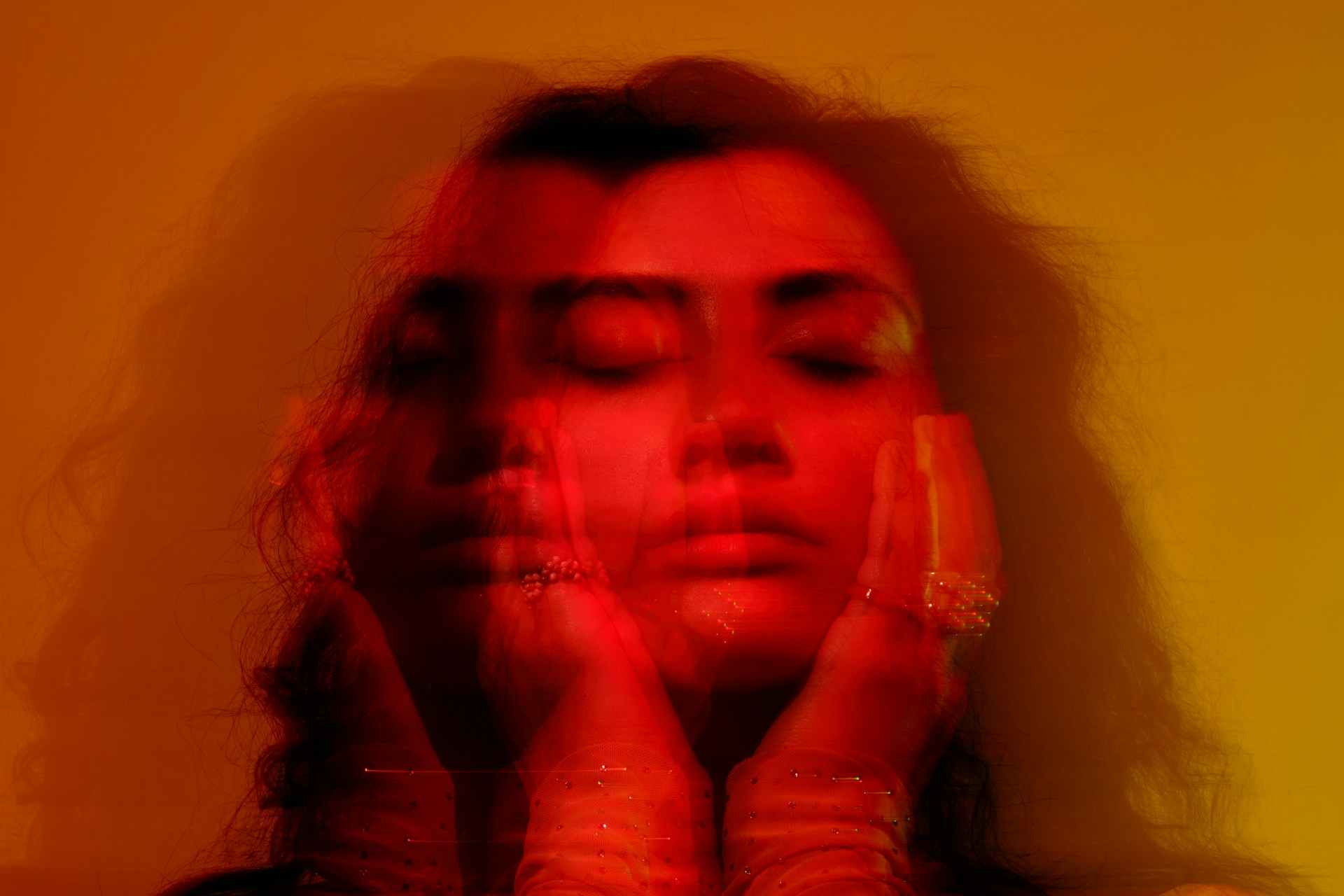 Egy nő elmosódott arca, piros filter van a képen