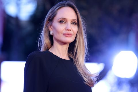 Angelina Jolie fekete ruhában, visszafogottan mosolyog a „Couture” vörös szőnyegén a 20. Római Filmfesztiválon az Auditorium Parco Della Musicában, 2025. október 18-án, Rómában