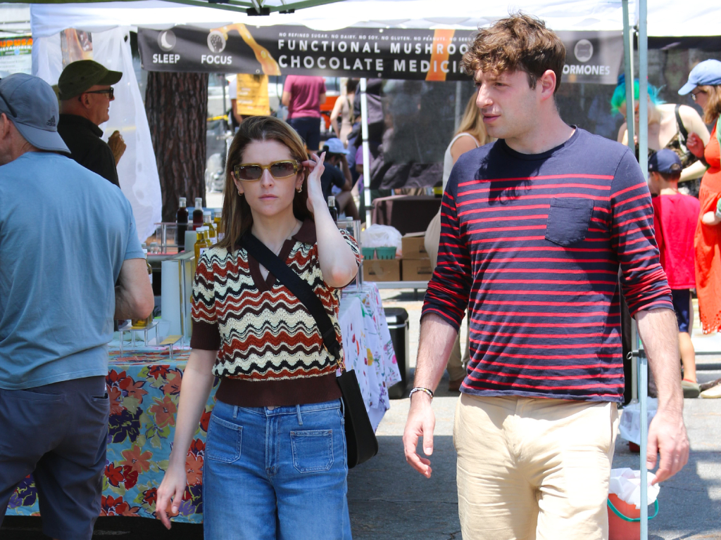 Anna Kendrick és Alex Edelman 2025 júliusában Los Angelesben