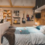 Hálószoba, gitár és más zenés cuccok a falon